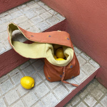 Cargar imagen en el visor de la galería, Bolso reversible hecho a mano en España