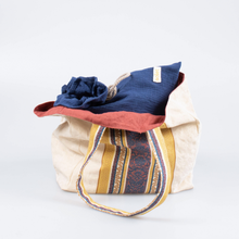 Load image into Gallery viewer, Bolso de playa reversible hecho a mano en España