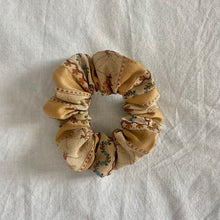 Load image into Gallery viewer, Brindis Scrunchie