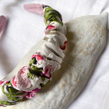 Load image into Gallery viewer, Diadema de seda bordada tela de fallera flores