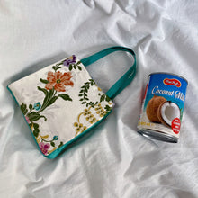 Cargar imagen en el visor de la galería, Bolso de fiesta hecho en España con retales de tela de Fallera