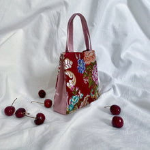 Cargar imagen en el visor de la galería, Bolso de fiesta hecho en España con retales de tela de Fallera