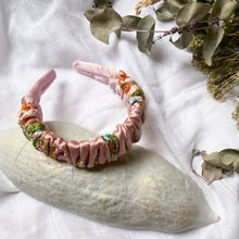 Load image into Gallery viewer, Diadema rosa de seda bordada