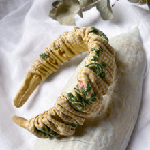 Load image into Gallery viewer, Diadema de flores vichy hecha a mano