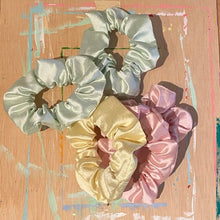 Load image into Gallery viewer, Picnic Scrunchie