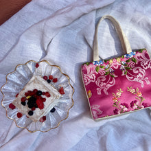 Cargar imagen en el visor de la galería, Bolso de seda hecho a mano en España