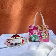 Cargar imagen en el visor de la galería, Bolso de seda hecho a mano en España