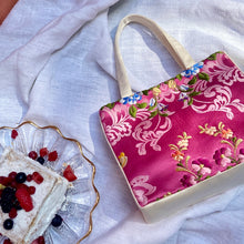 Cargar imagen en el visor de la galería, Bolso de seda hecho a mano en España