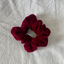 Load image into Gallery viewer, Tinto velvel scrunchie