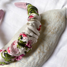 Cargar imagen en el visor de la galería, Diadema de seda bordada tela de fallera flores
