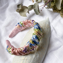 Cargar imagen en el visor de la galería, Diadema rosa de seda bordada con flores
