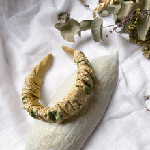 Load image into Gallery viewer, Diadema scrunchie de flores hecha a mano
