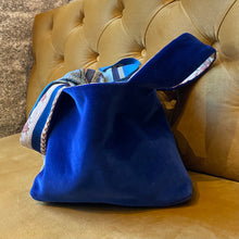 Load image into Gallery viewer, Marino Bag bolso reversible terciopelo azul
